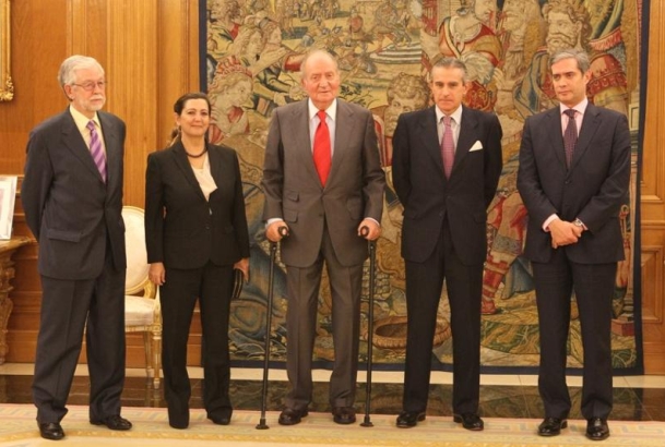 Su Majestad el Rey junto al presidente ejecutivo de la agencia Europa Press, el director de la agencia Europa Press, el autor del libro “De Euro